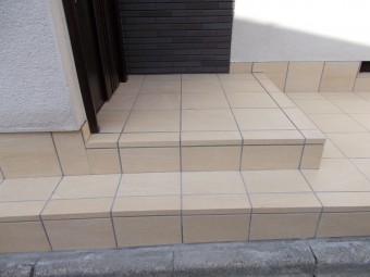 玄関ドアとタイルを変えてスタイリッシュな玄関まわりに 玄関ドアとタイルを変えてスタイリッシュな玄関まわりに